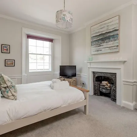 Altido Elegant Georgian 2-bedrm Apt In Heart Of Old Town *