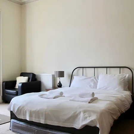 Central Marchmont 3 Bedroom Flat شقة
