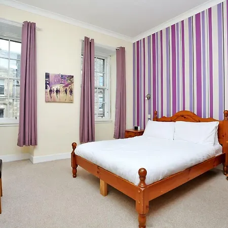 World's End - Historic 2 Bed On The Royal Mile, Sleeps 4 Apartment Edinburgh
