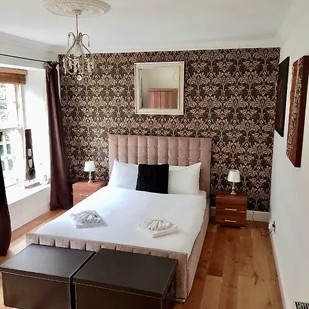 2 Bedroom Flat Near Playhouse