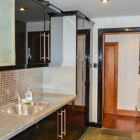 2 Bedroom Flat Near Playhouse