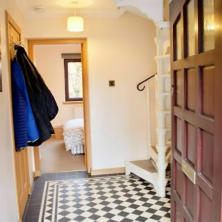 3 Bedroom Mews House Sleeps 6 Edinburgh