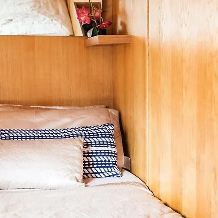 - Houseboats Bateau-hôtel