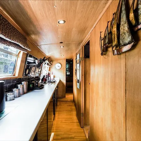 - Houseboats 4*