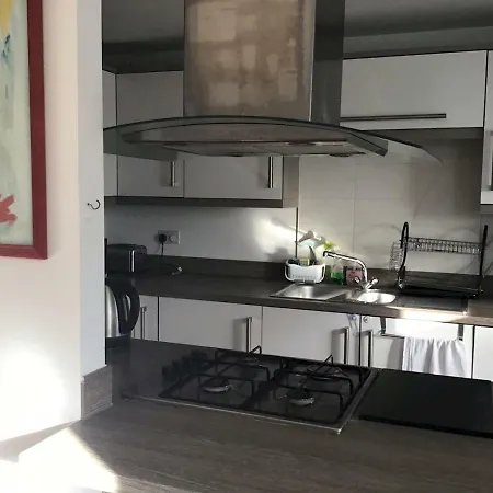 Spacious 2 Bedroom Flat With Parking Appartamento *