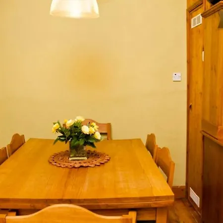 Castle View Flat In Trendy Stockbridge Apartment Edinburgh