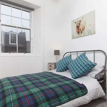 Comfortable 3 Bedroom Top Floor Flat In Old Town *
