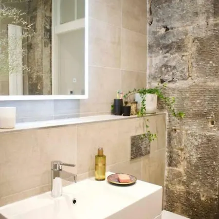 Apartment Modern 3 Bedroom With Courtyard In The New Town
