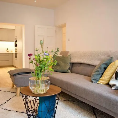 Modern 3 Bedroom With Courtyard In The New Town * Edinburgh