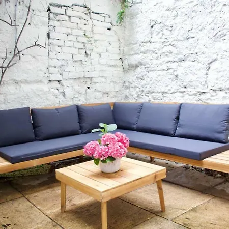 Modern 3 Bedroom With Courtyard In The New Town