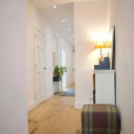 Modern 3 Bedroom With Courtyard In The New Town * Edinburgh