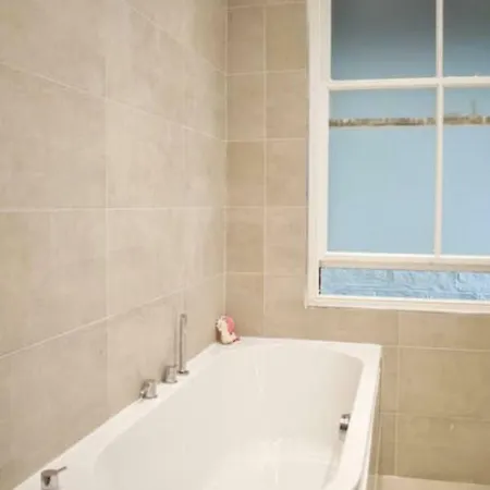 Modern 3 Bedroom With Courtyard In The New Town *