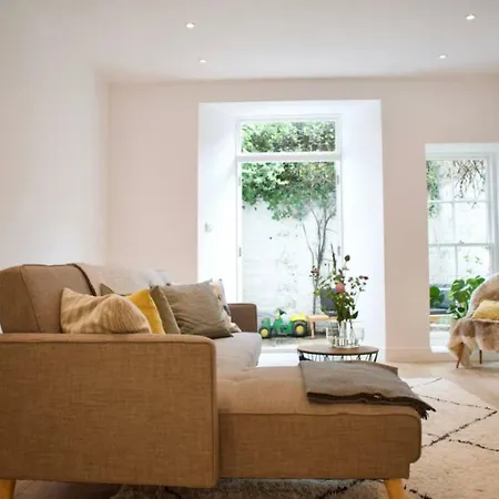 Modern 3 Bedroom With Courtyard In The New Town * Edinburgh