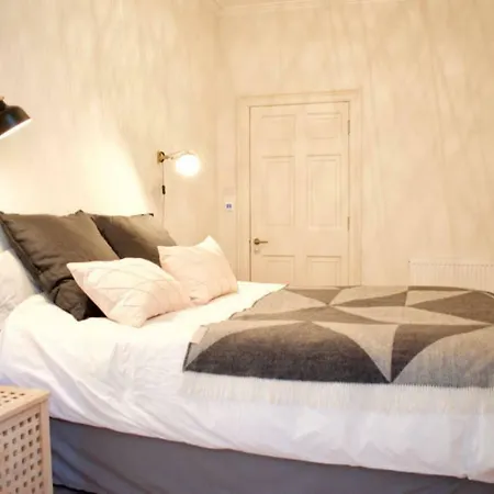 Modern 3 Bedroom With Courtyard In The New Town شقة إدنبرة