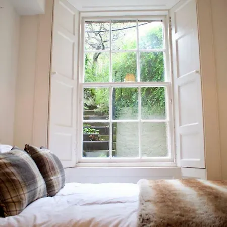 Modern 3 Bedroom With Courtyard In The New Town Apartment