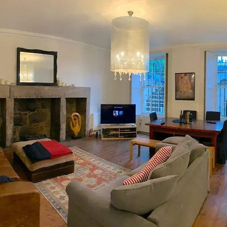 Spacious New Town Flat- City Centre