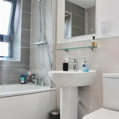 Comfortable Stylish East-end Retreat *