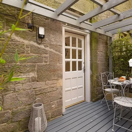 Altido Main Door Entrance Private Courtyard On The Park Holiday home