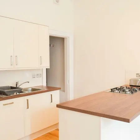 Bright 4 Bedroom Flat In Newington * Edinburgh