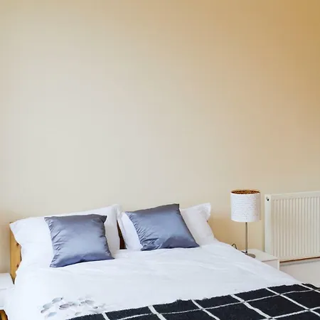 Bright 4 Bedroom Flat In Newington Edinburgh
