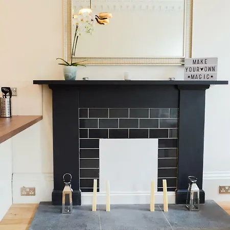Bright 4 Bedroom Flat In Newington *
