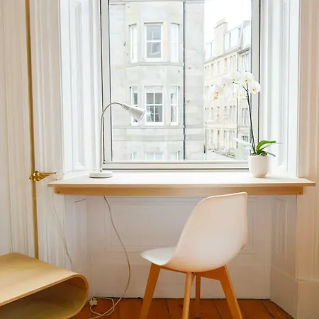 Bright 4 Bedroom Flat In Newington Apartment