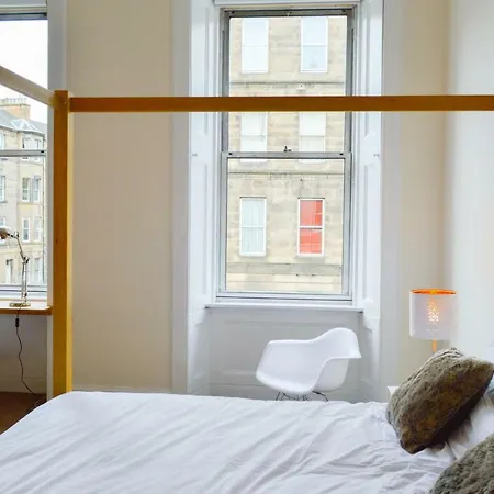 Apartment Bright 4 Bedroom Flat In Newington
