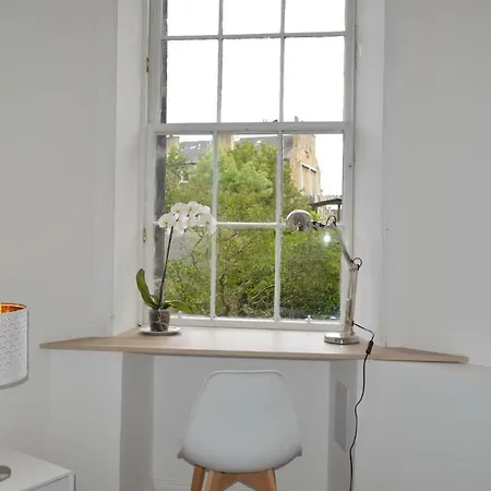 Bright 4 Bedroom Flat In Newington Edinburgh