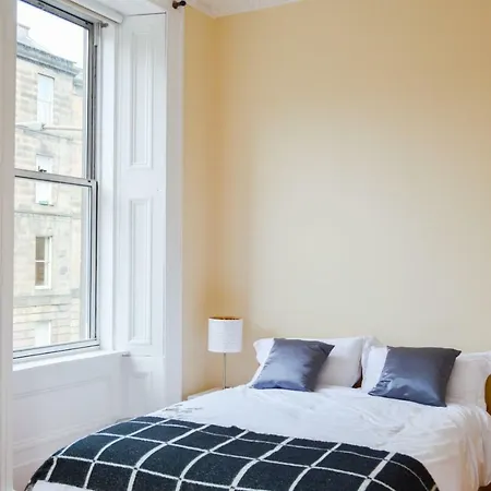 Bright 4 Bedroom Flat In Newington Edinburgh