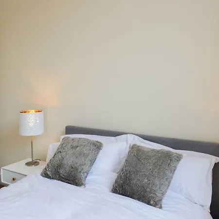 Bright 4 Bedroom Flat In Newington * Edinburgh