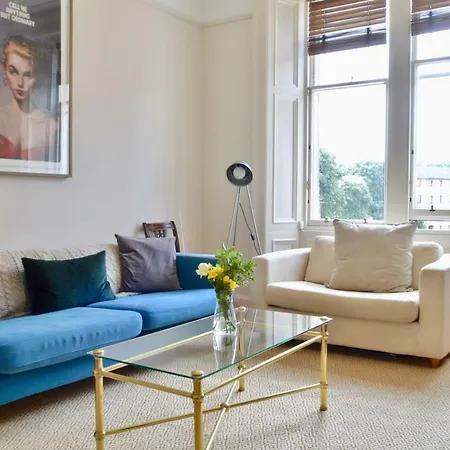 Bright 2 Bedroom Apartment *