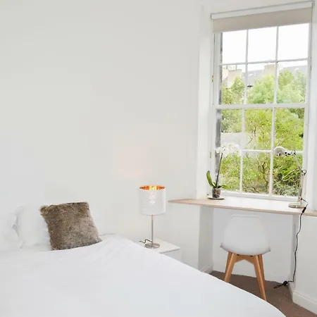 Bright 4 Bedroom Flat In Newington Apartment