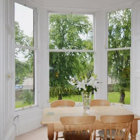 Elegant West End Flat In Leafy Surroundings Apartment *