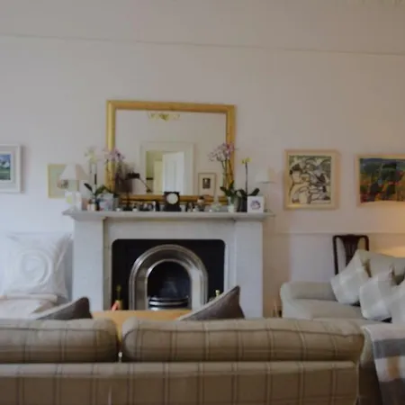 Elegant West End Flat In Leafy Surroundings