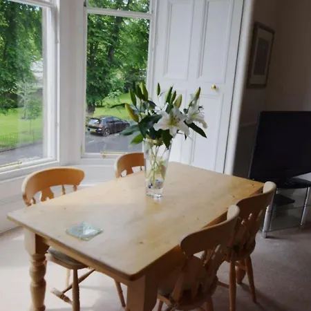 Elegant West End Flat In Leafy Surroundings *