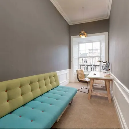 Elegant 3bedrm Apt In Heart Of New Town 公寓 *