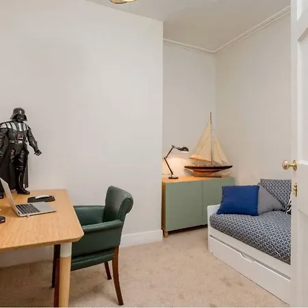Elegant 3bedrm Apt In Heart Of New Town *
