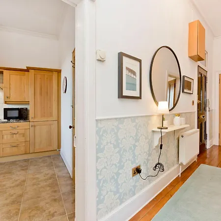 2 Bedroom Penthouse Sleeps 4 Edinburgh