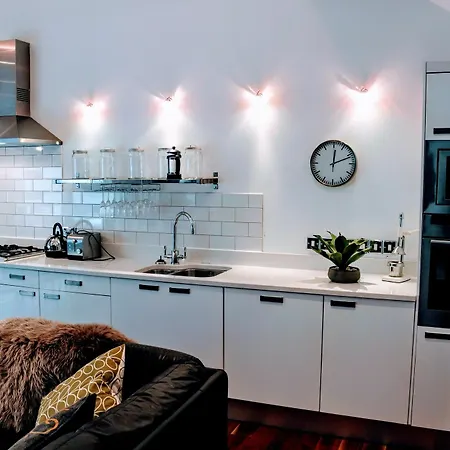 1 Bedroom House With Balcony Sleeps 2