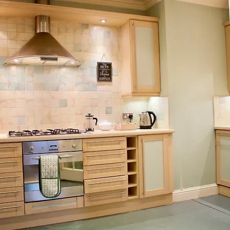 2 Bedroom Flat In Newtown, *