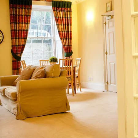 2 Bedroom Flat In Newtown, 公寓