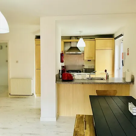Two Bed Two Toilet Free Parking *