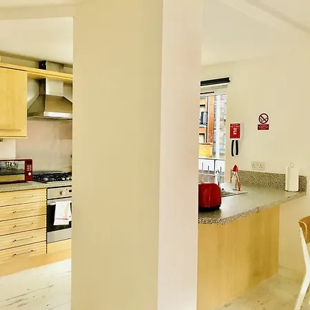 Two Bed Two Toilet Free Parking Apartment *