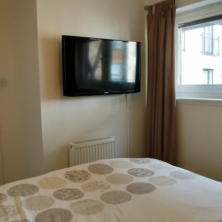 Modern & Light Flat In Vibrant Leith! *