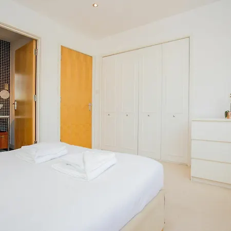 2 Bedroom Flat With Balcony Views Of Arthur's Seat *