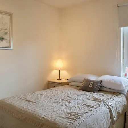 아파트 2 Bedroom Flat With Balcony Views Of Arthur's Seat *