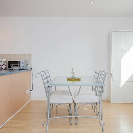 2 Bedroom Flat With Balcony Views Of Arthur's Seat *