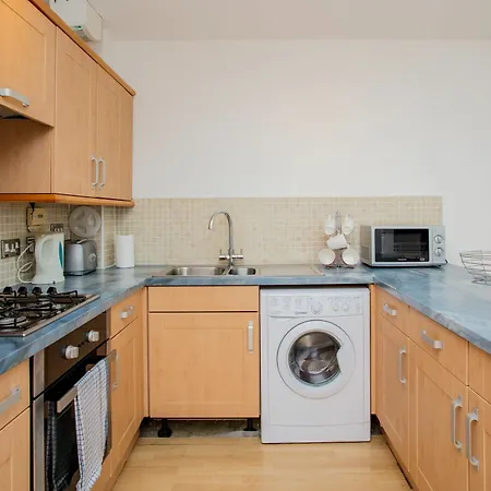 2 Bedroom Flat With Balcony Views Of Arthur's Seat شقة