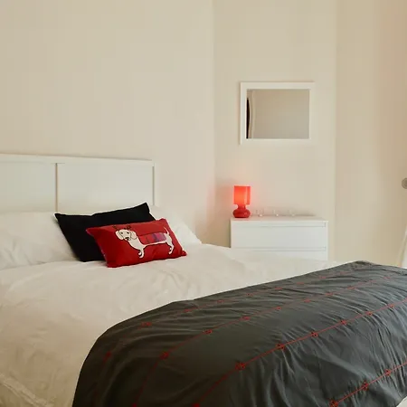 2 Bedroom Morningside Flat Sleeps 4 *