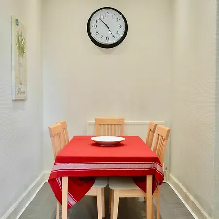 2 Bedroom Morningside Flat Sleeps 4